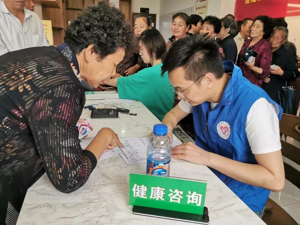懂健康知識，做健康老人 老年健康宣傳周活動與咨詢服務紀實